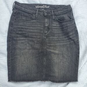 Universal Thread Women's Charcoal Denim Frayed Skirt Size 8 / 29R Preowned